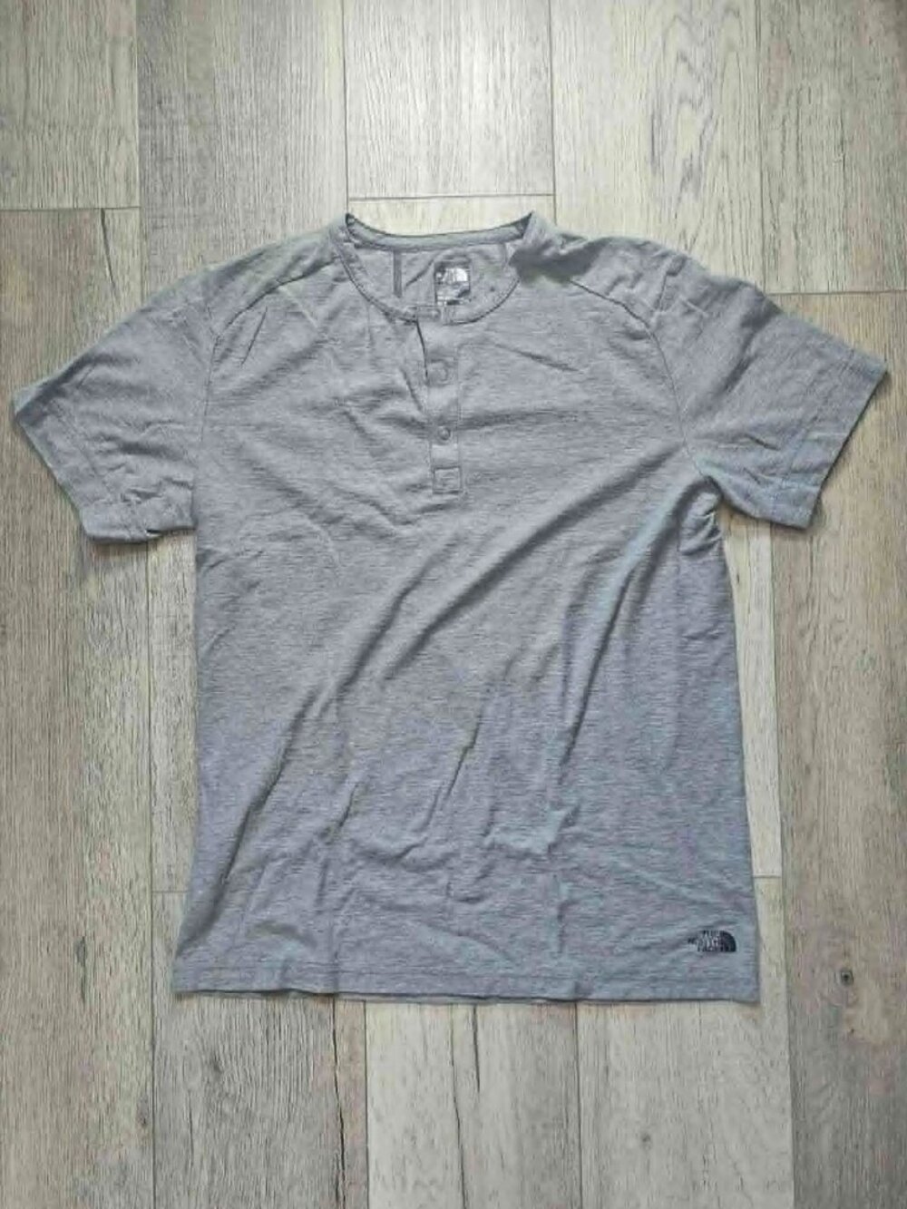The North Face Men´s Short Sleeve Henley Shirt Size Medium